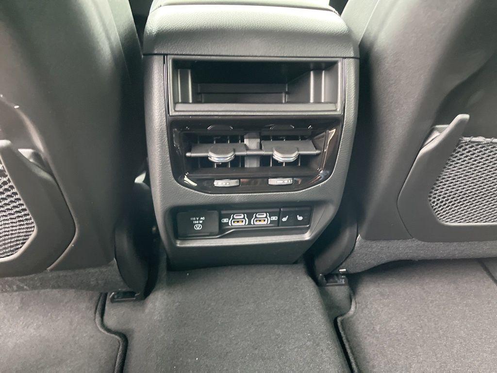 new 2025 Jeep Grand Cherokee car, priced at $45,180