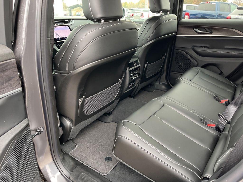 new 2025 Jeep Grand Cherokee car, priced at $45,180