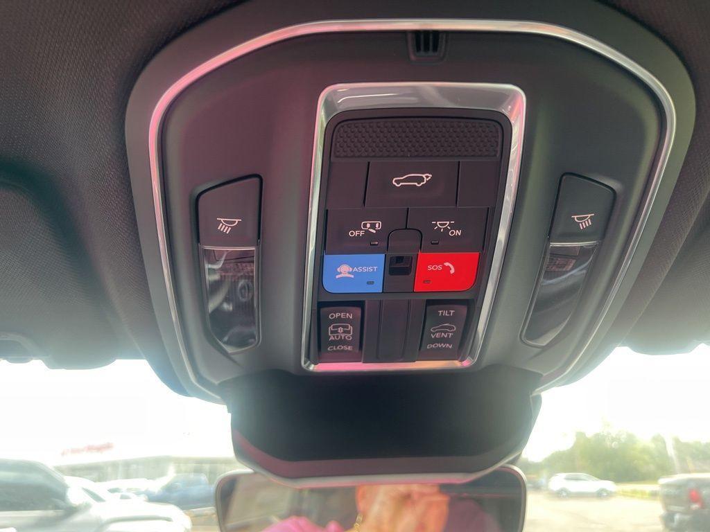 new 2025 Jeep Grand Cherokee car, priced at $37,832