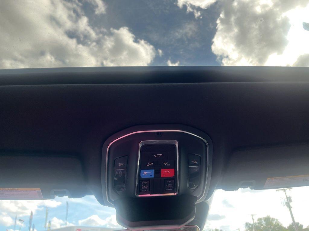 new 2025 Jeep Grand Cherokee car, priced at $37,832