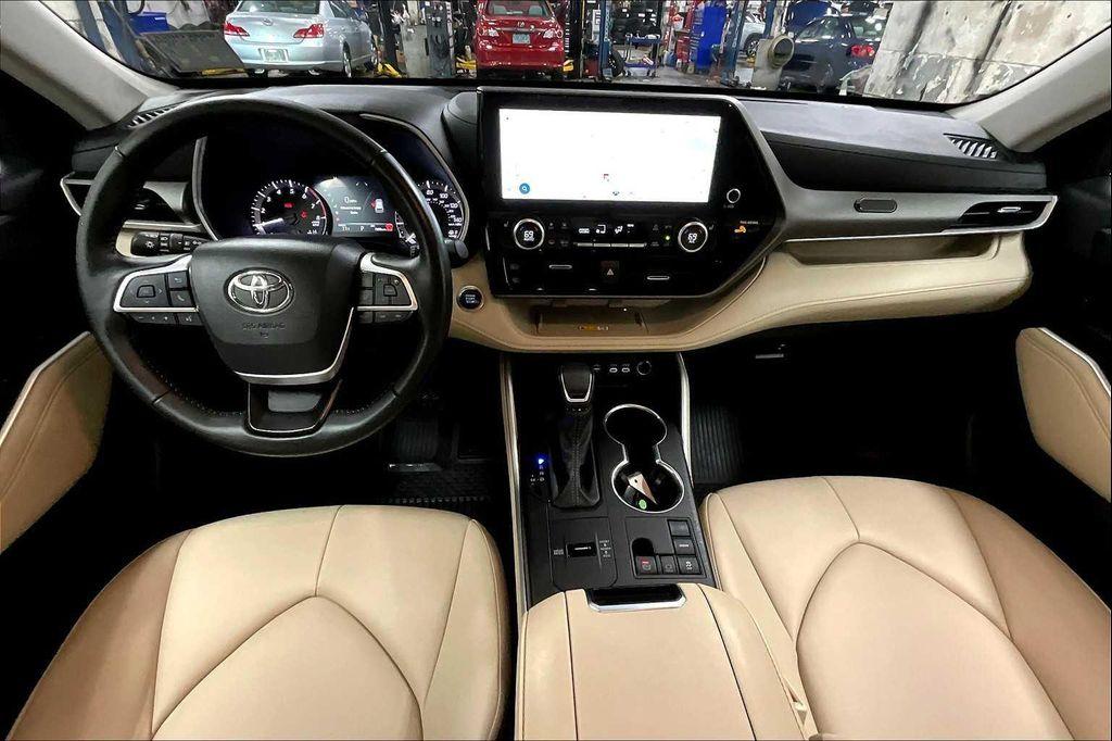 used 2024 Toyota Highlander car, priced at $39,892