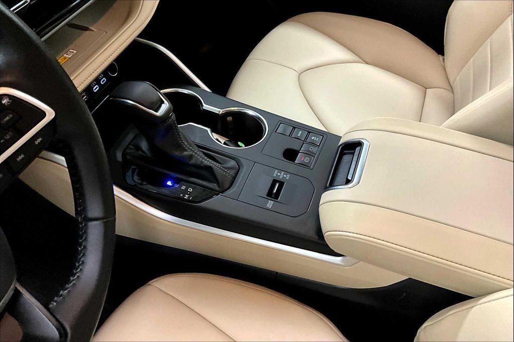 used 2024 Toyota Highlander car, priced at $39,892