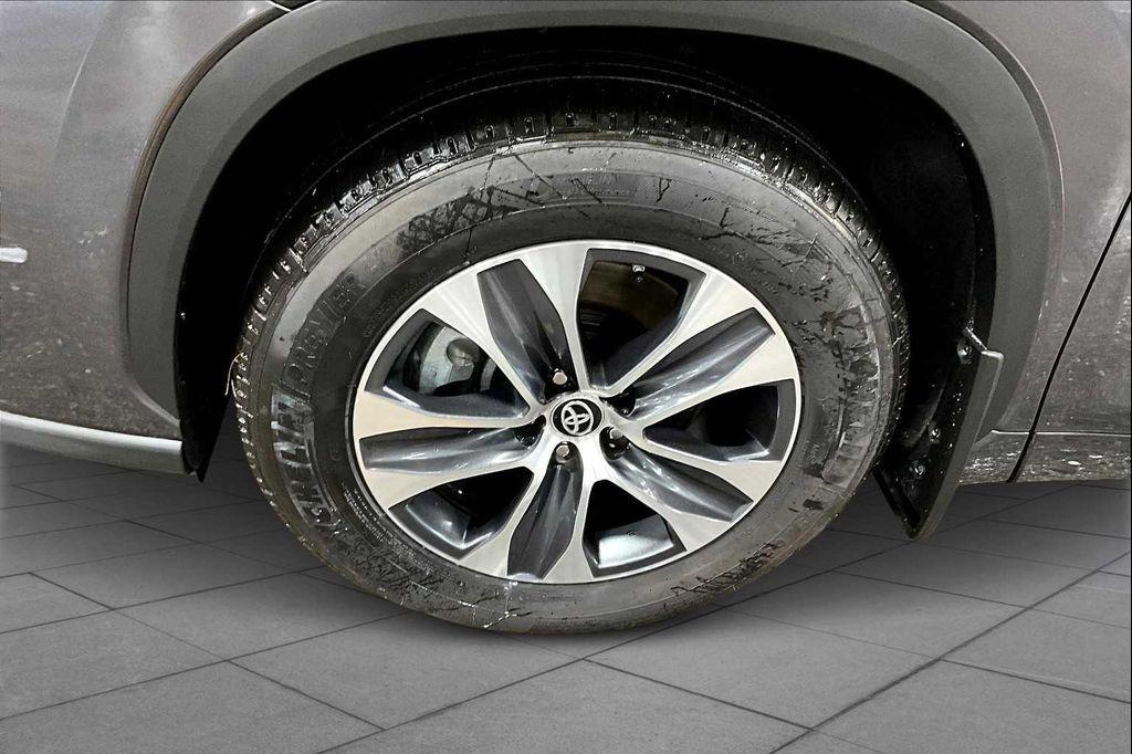 used 2024 Toyota Highlander car, priced at $39,892