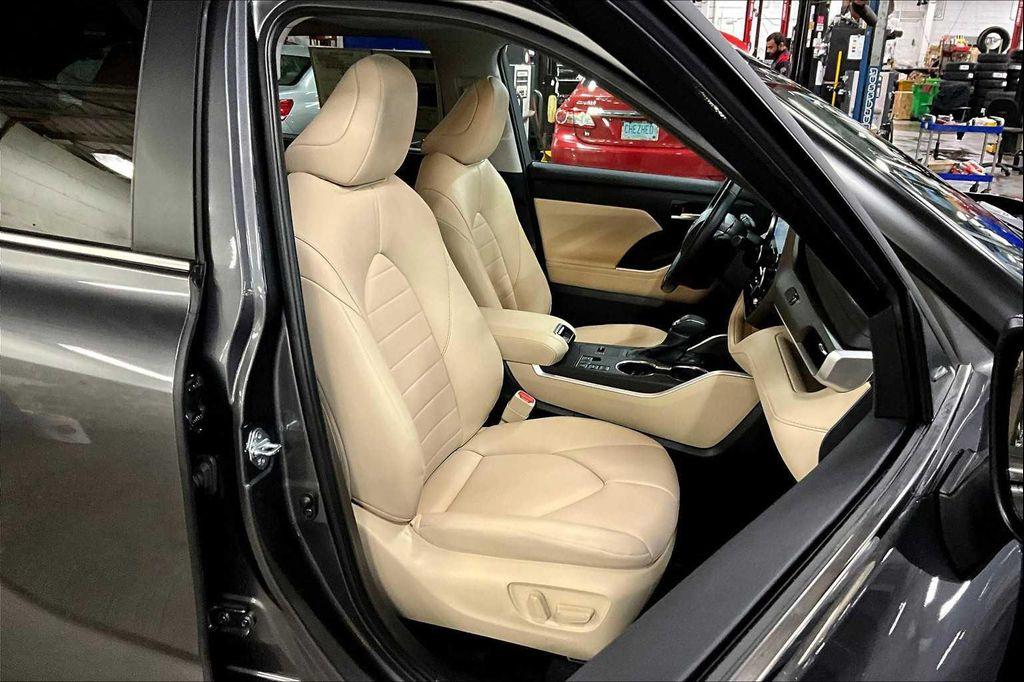 used 2024 Toyota Highlander car, priced at $39,892