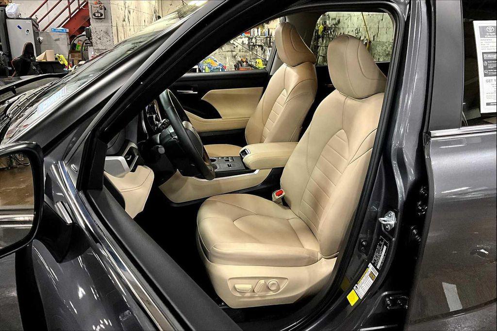 used 2024 Toyota Highlander car, priced at $39,892
