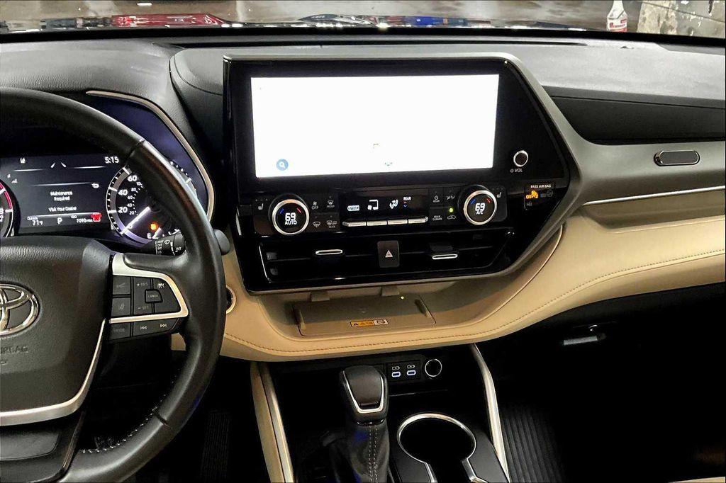 used 2024 Toyota Highlander car, priced at $39,892