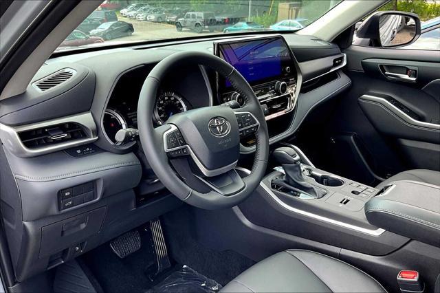 new 2025 Toyota Highlander Hybrid car, priced at $51,302