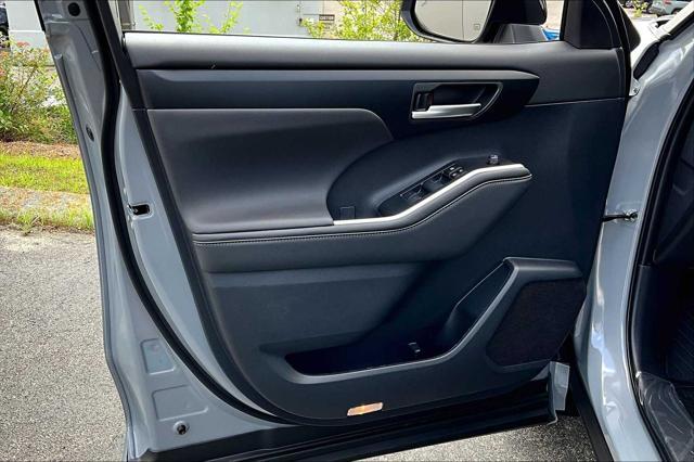 new 2025 Toyota Highlander Hybrid car, priced at $51,302