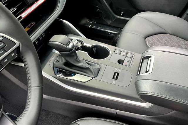 new 2025 Toyota Highlander Hybrid car, priced at $51,302