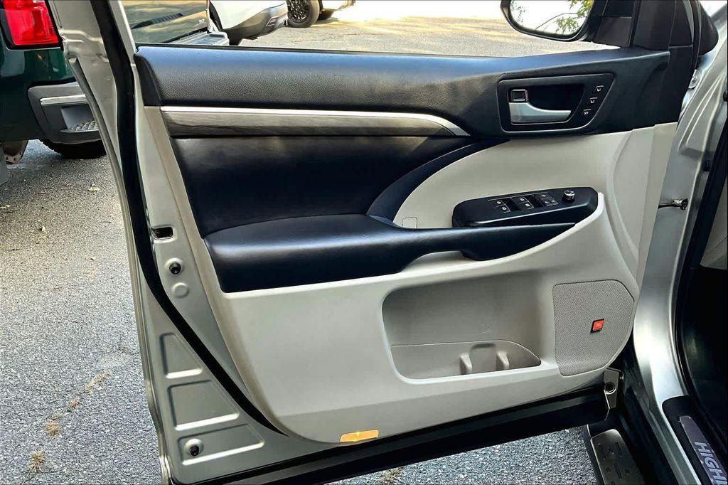 used 2018 Toyota Highlander car, priced at $27,491