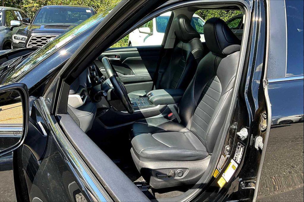 used 2023 Toyota Highlander car, priced at $35,492