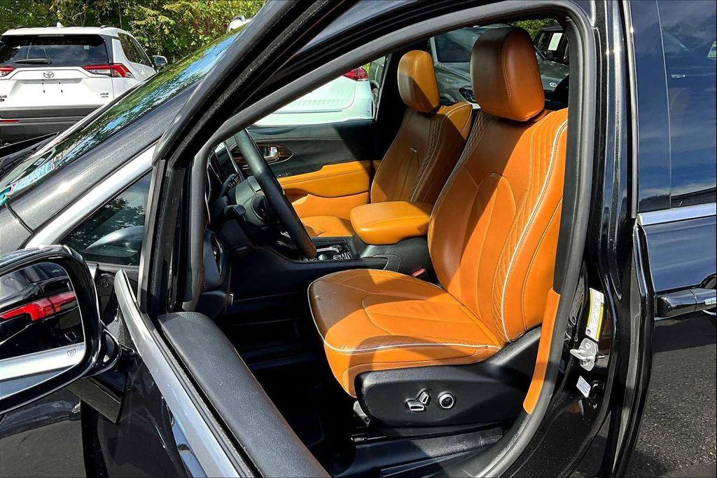used 2023 Chrysler Pacifica car, priced at $39,492