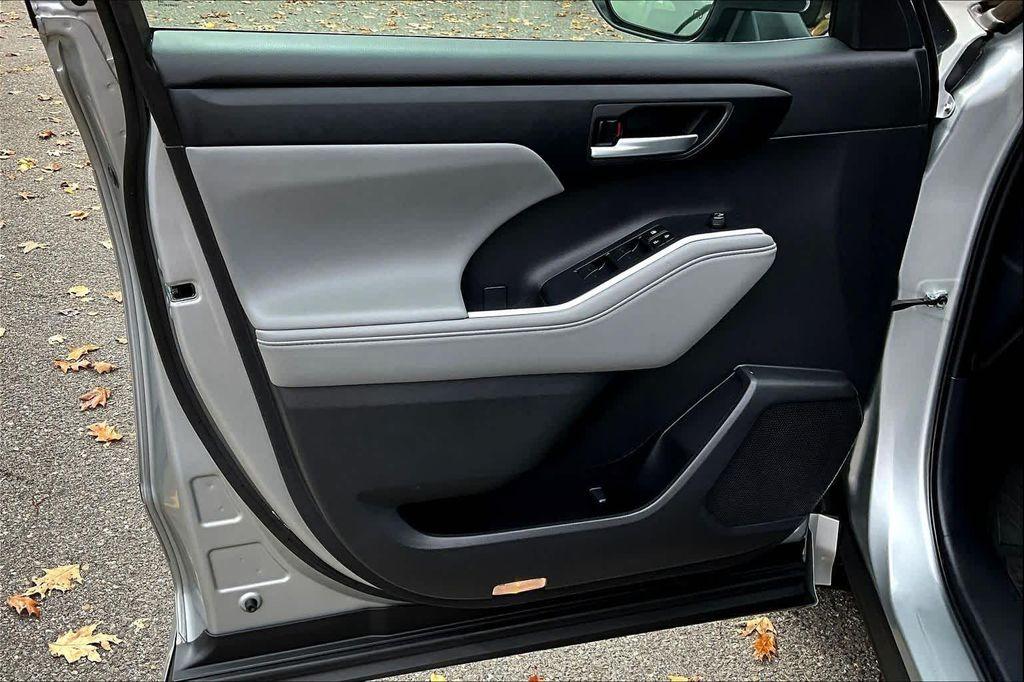 used 2024 Toyota Highlander car, priced at $43,491