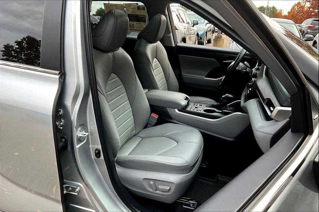 used 2024 Toyota Highlander car, priced at $43,491