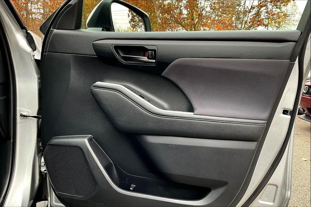 used 2023 Toyota Highlander car, priced at $30,892