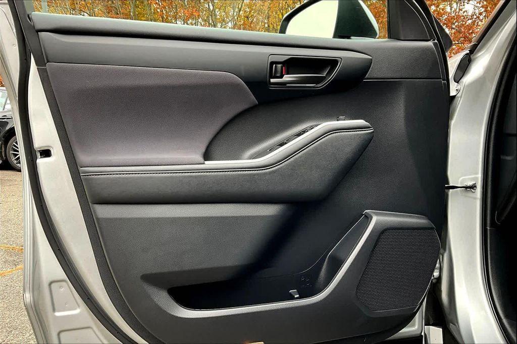 used 2023 Toyota Highlander car, priced at $30,892