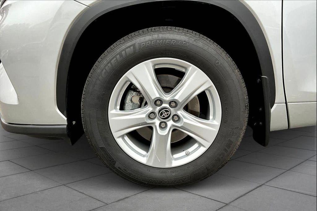 used 2023 Toyota Highlander car, priced at $30,892