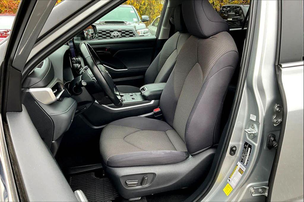 used 2023 Toyota Highlander car, priced at $30,892