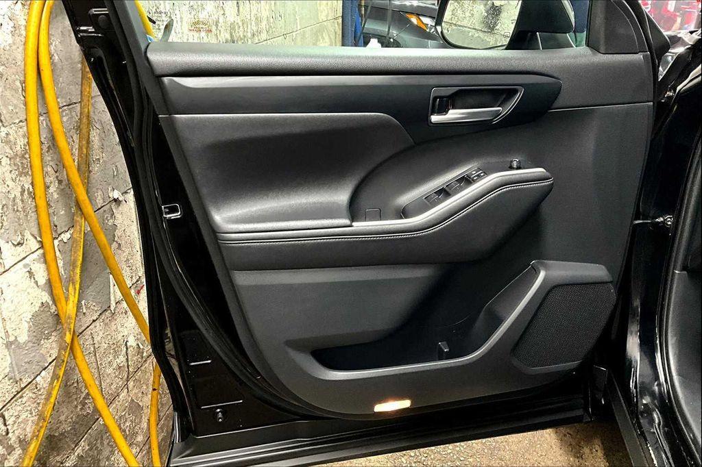 used 2020 Toyota Highlander Hybrid car, priced at $30,792