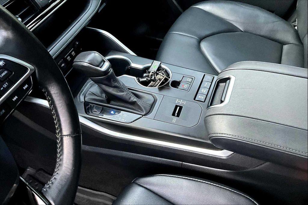 used 2020 Toyota Highlander Hybrid car, priced at $30,792