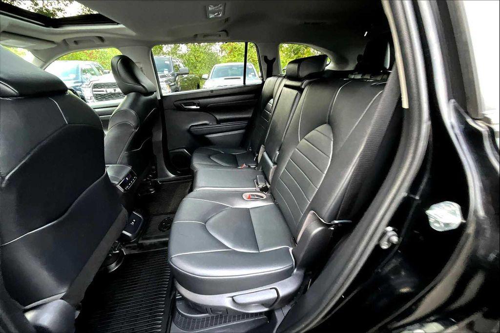 used 2020 Toyota Highlander Hybrid car, priced at $30,792