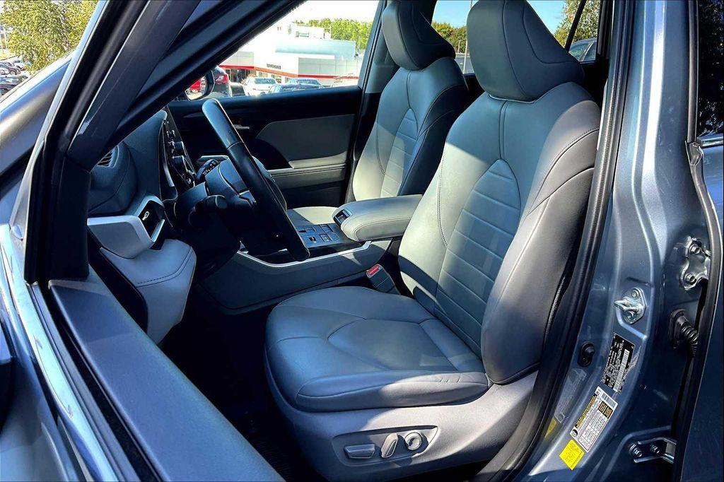 used 2020 Toyota Highlander car, priced at $29,491