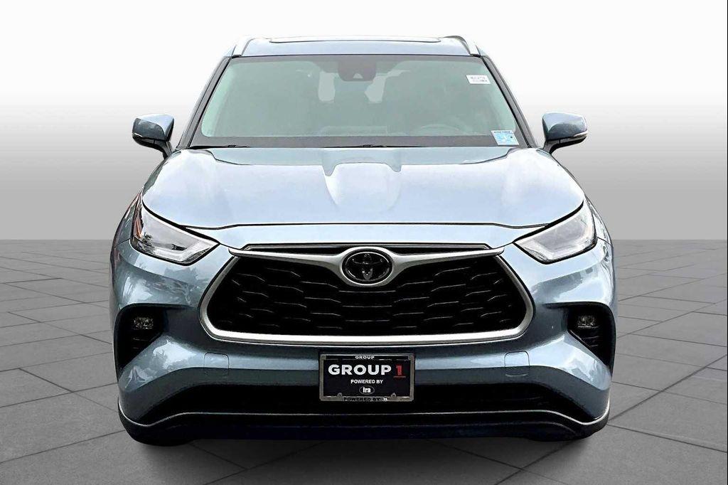 used 2022 Toyota Highlander car, priced at $38,491