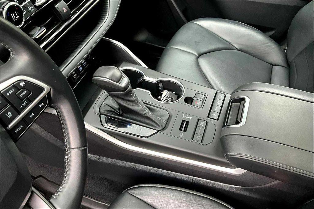 used 2022 Toyota Highlander car, priced at $38,491