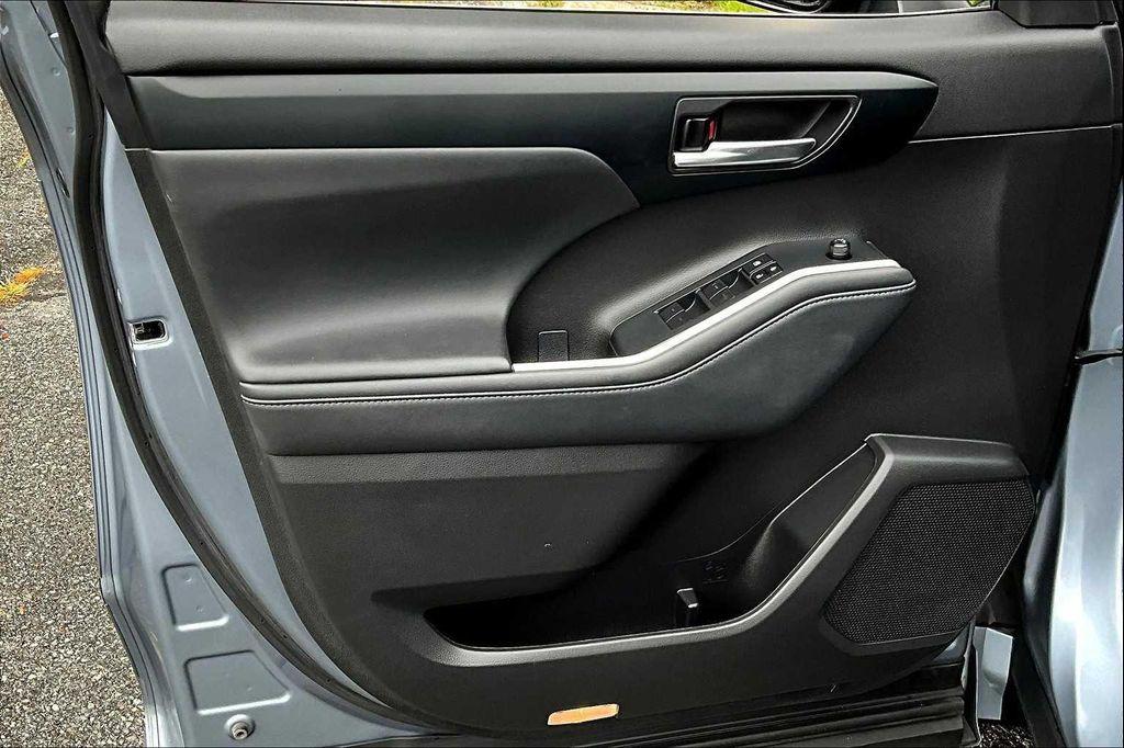 used 2022 Toyota Highlander car, priced at $38,491