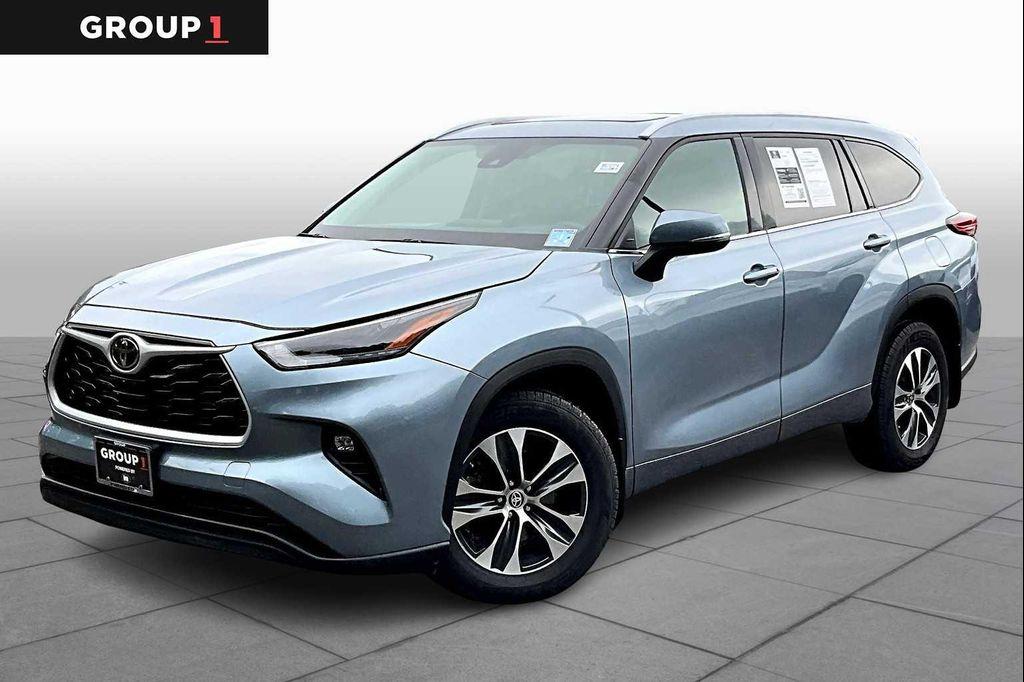 used 2022 Toyota Highlander car, priced at $38,491