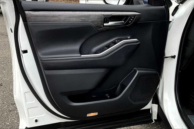 used 2020 Toyota Highlander Hybrid car, priced at $35,792