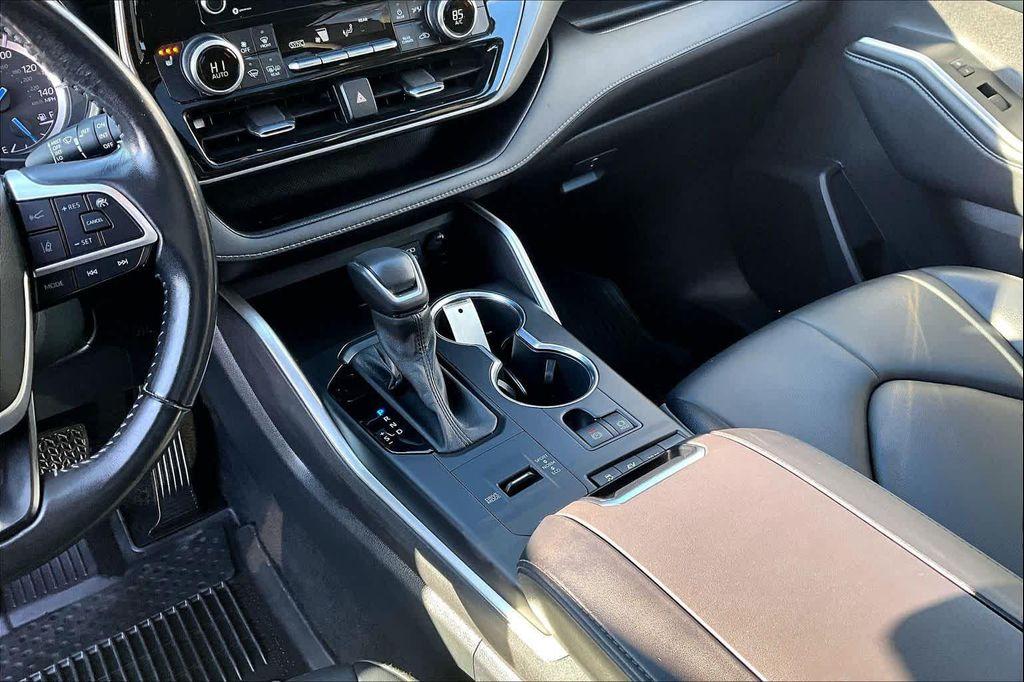 used 2022 Toyota Highlander Hybrid car, priced at $31,492