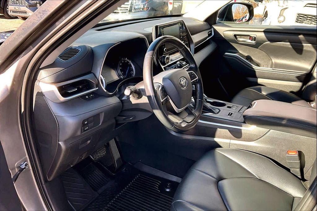 used 2022 Toyota Highlander Hybrid car, priced at $31,492