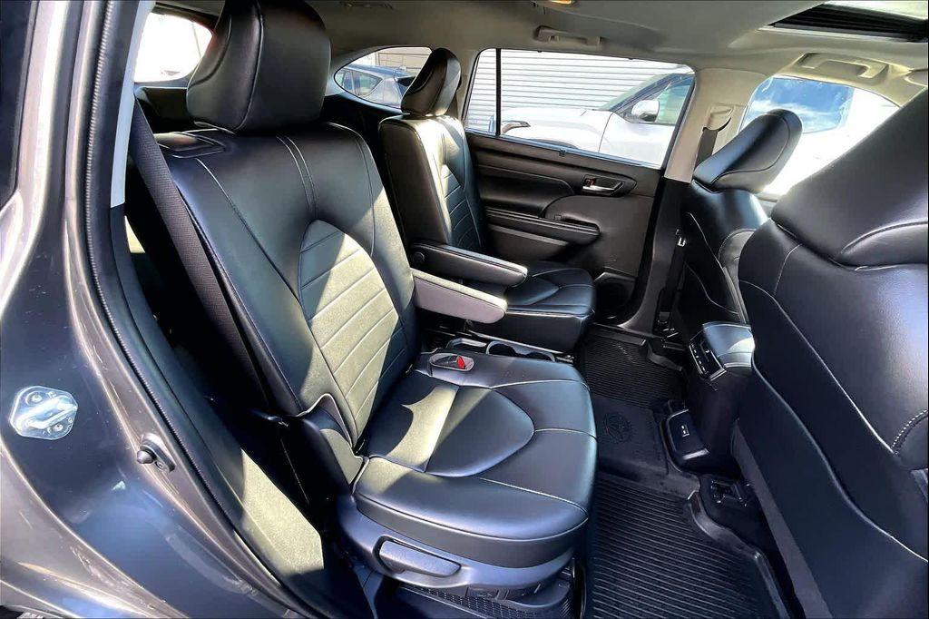used 2022 Toyota Highlander Hybrid car, priced at $31,492
