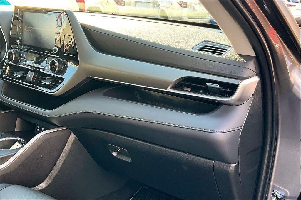 used 2022 Toyota Highlander Hybrid car, priced at $31,492