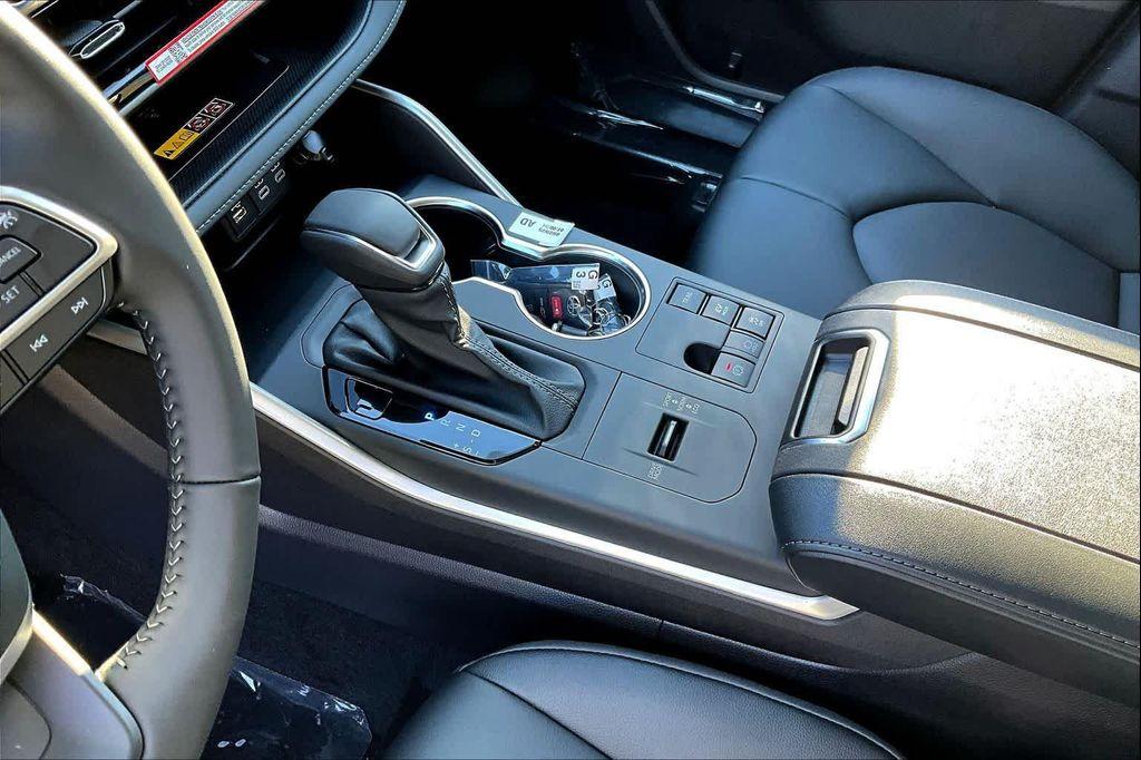 new 2025 Toyota Highlander Hybrid car, priced at $50,857