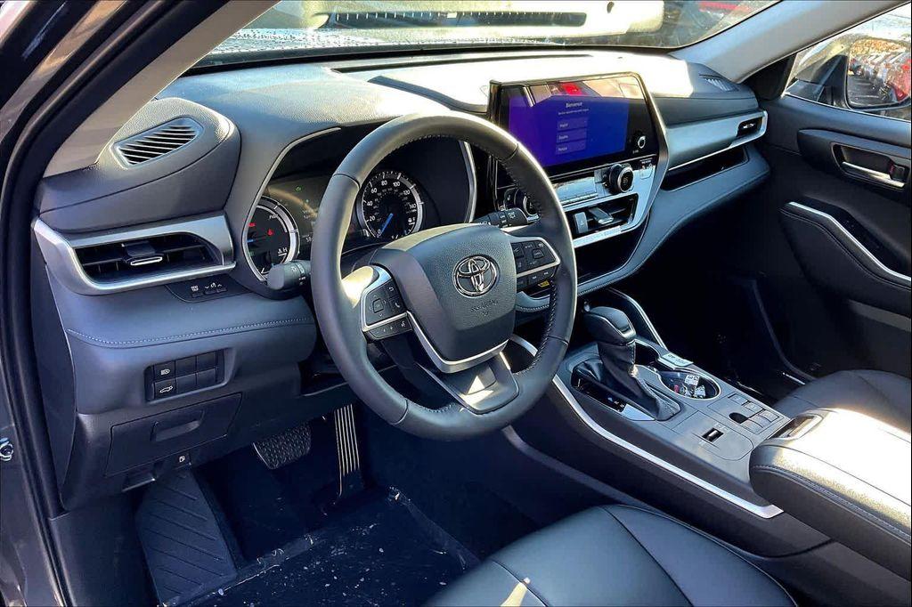 new 2025 Toyota Highlander Hybrid car, priced at $50,857