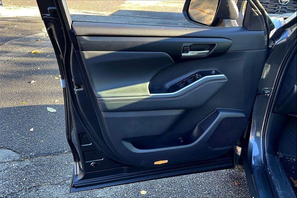new 2025 Toyota Highlander Hybrid car, priced at $50,857