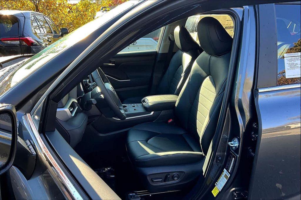 new 2025 Toyota Highlander Hybrid car, priced at $50,857