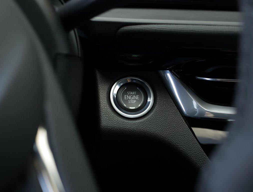new 2025 Buick Envista car, priced at $29,590