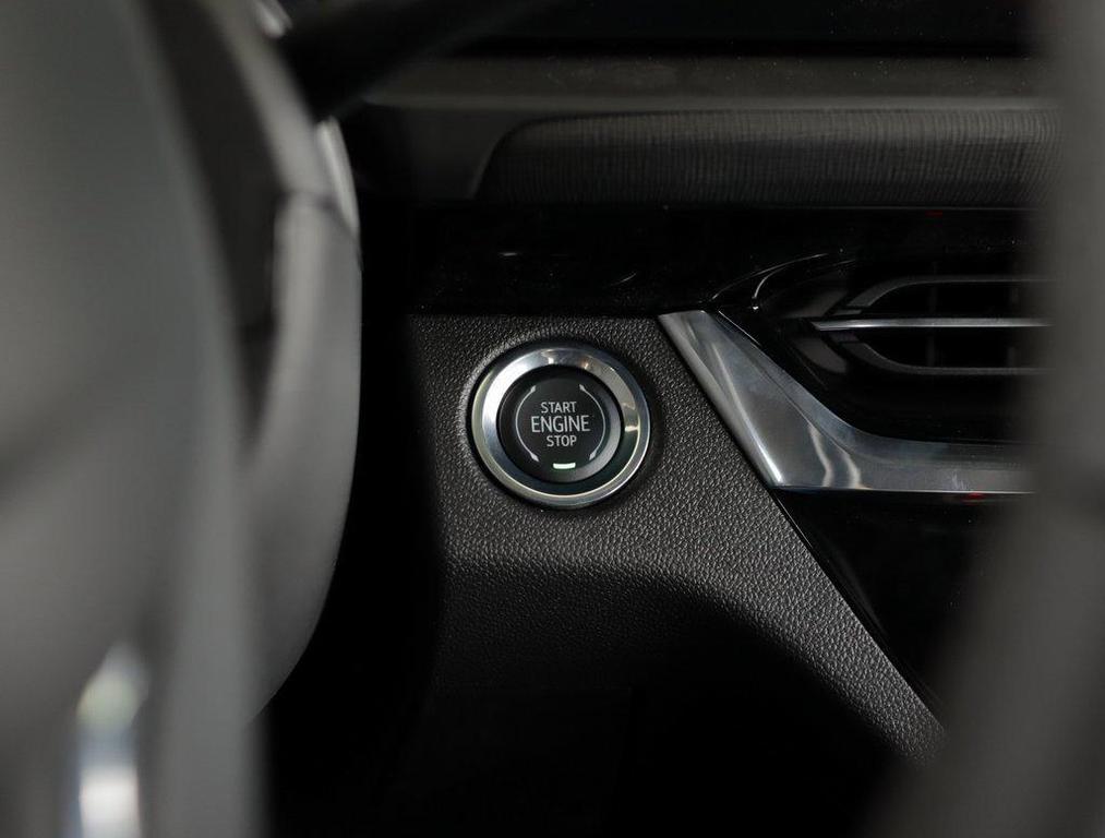 new 2025 Buick Envista car, priced at $27,730