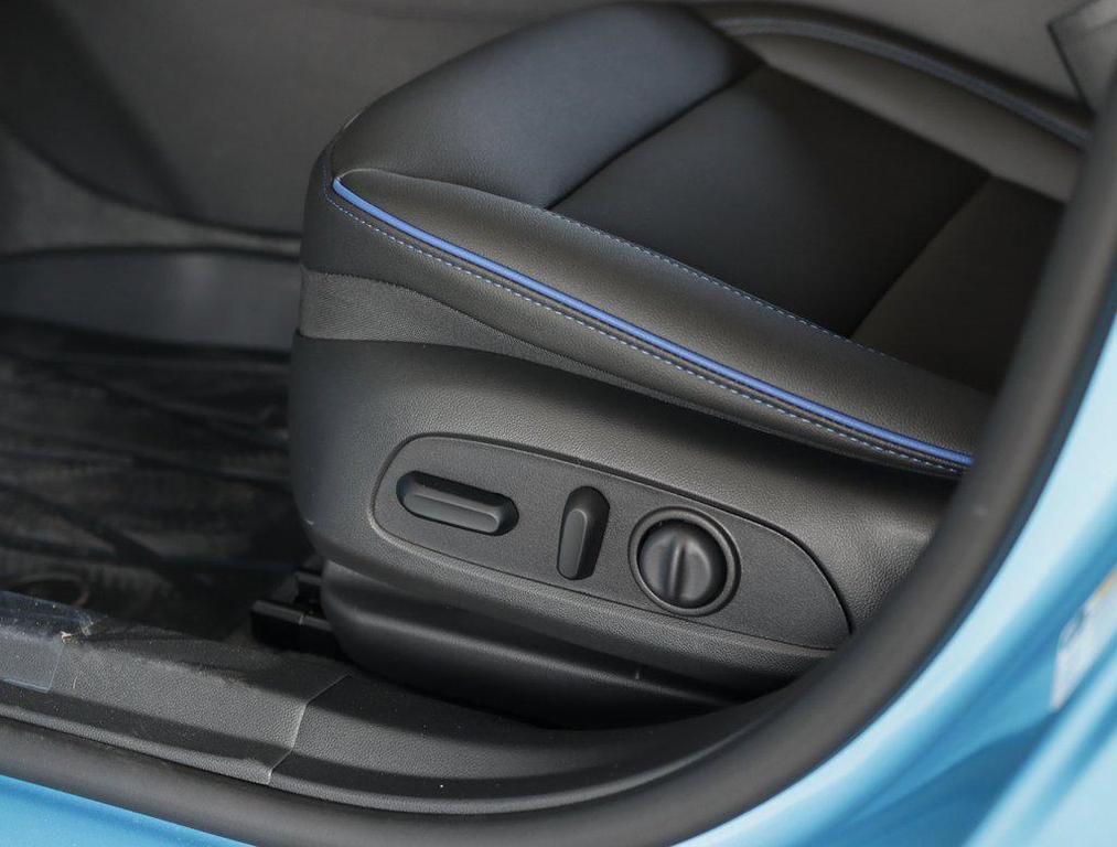 new 2025 Buick Envista car, priced at $27,730