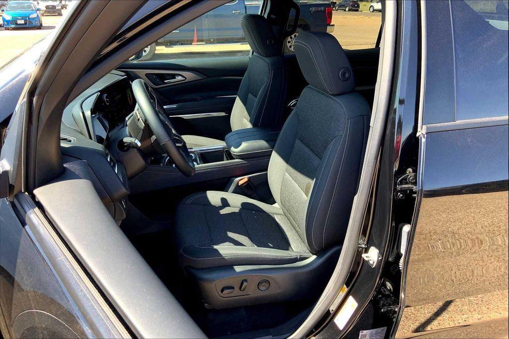 used 2025 Chevrolet Traverse car, priced at $35,999