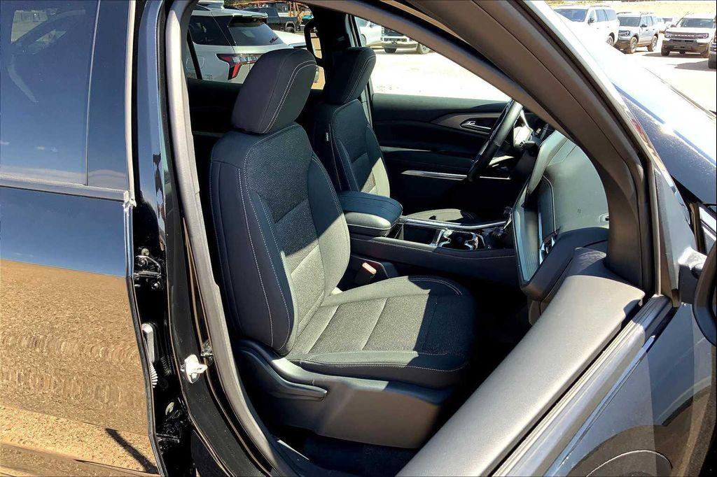 used 2025 Chevrolet Traverse car, priced at $35,999