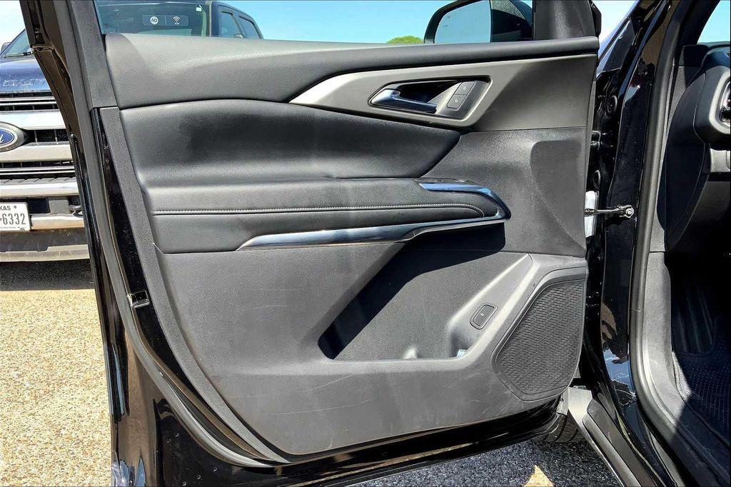 used 2025 Chevrolet Traverse car, priced at $35,999