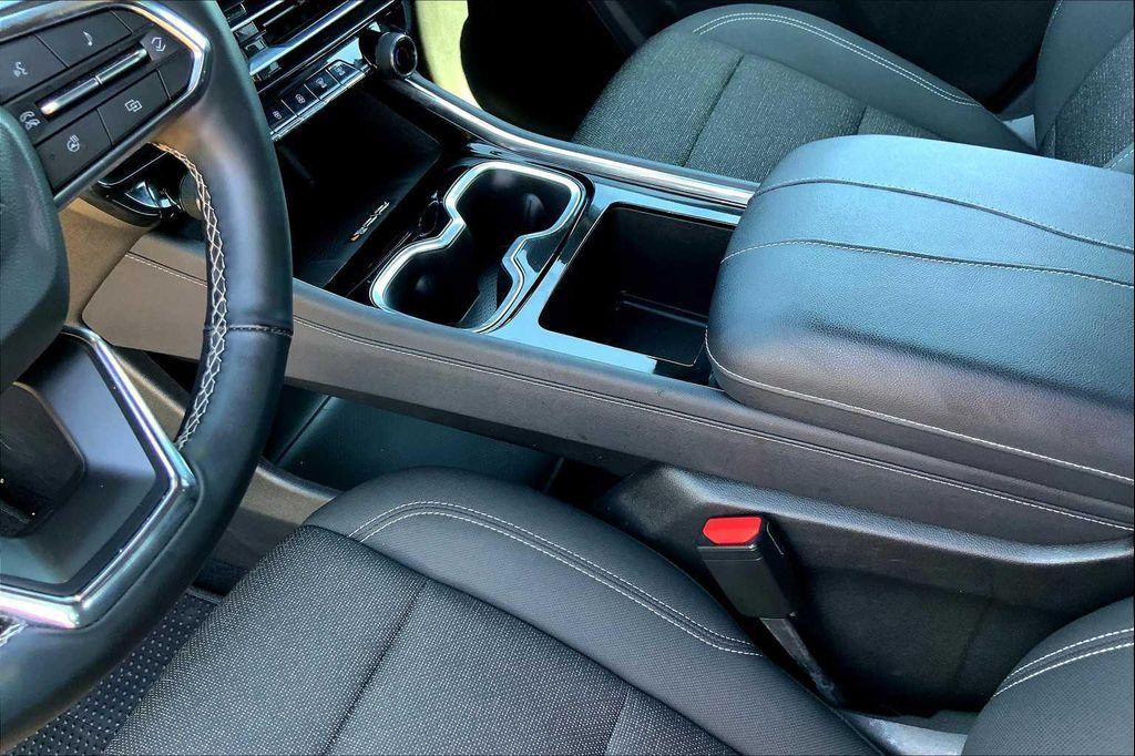 used 2025 Chevrolet Traverse car, priced at $36,995