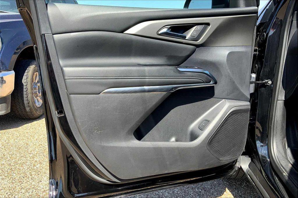 used 2025 Chevrolet Traverse car, priced at $36,995