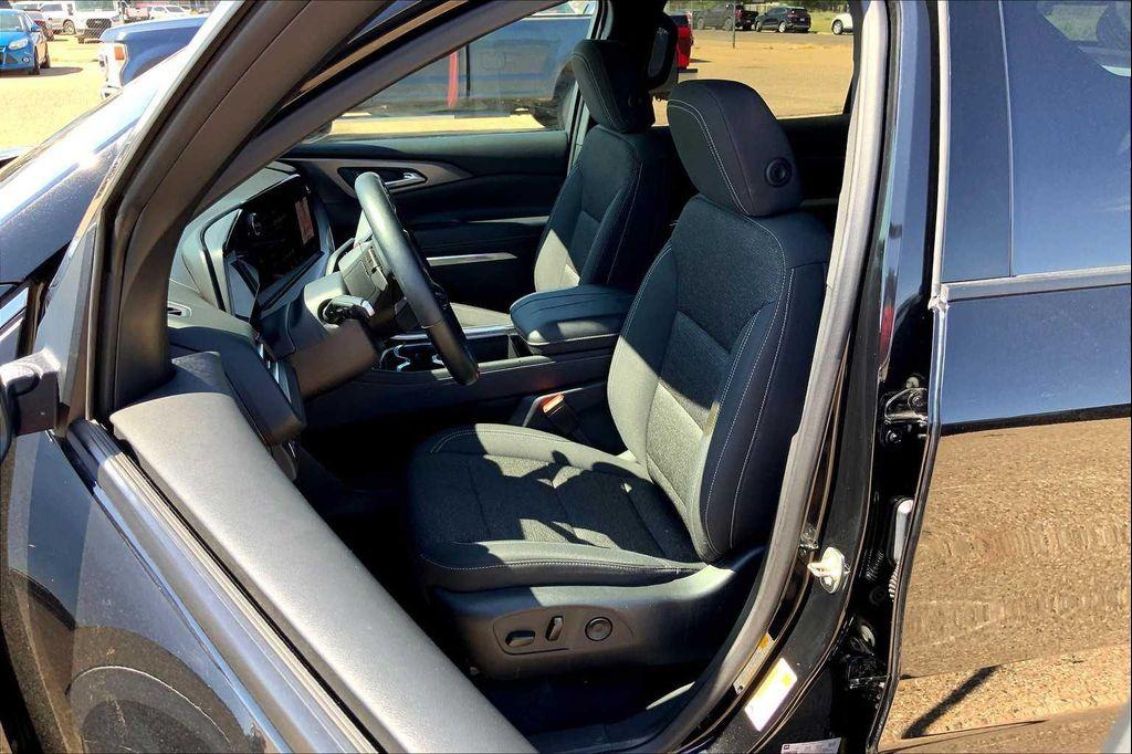 used 2025 Chevrolet Traverse car, priced at $36,995