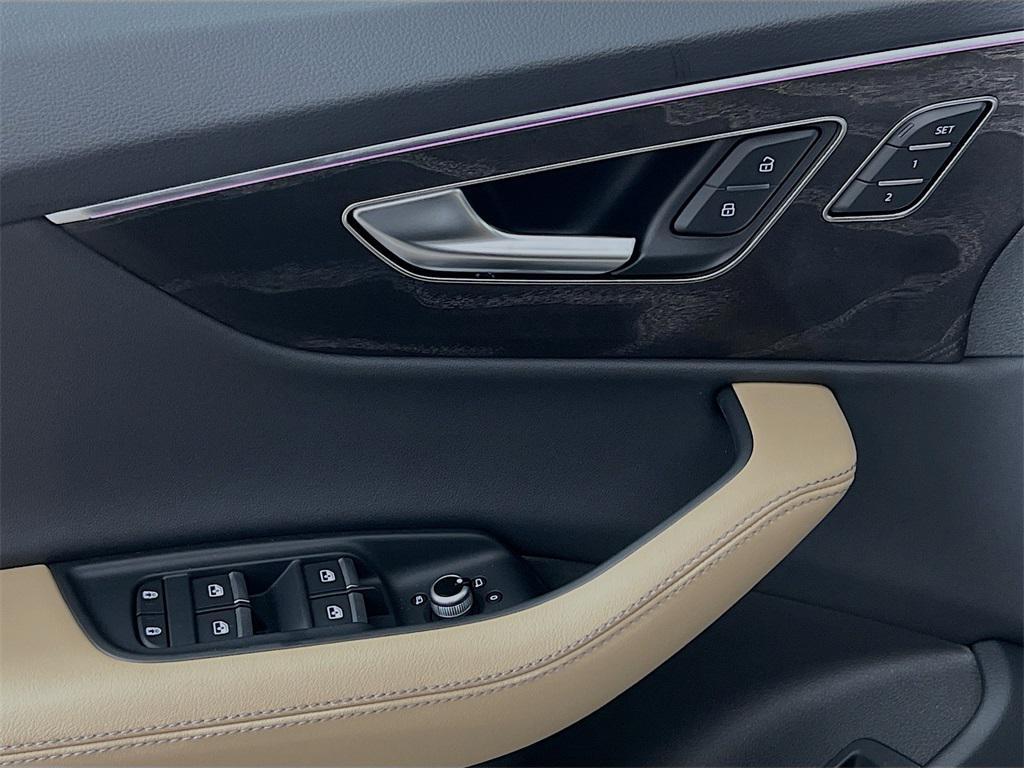 new 2025 Audi Q7 car, priced at $71,684