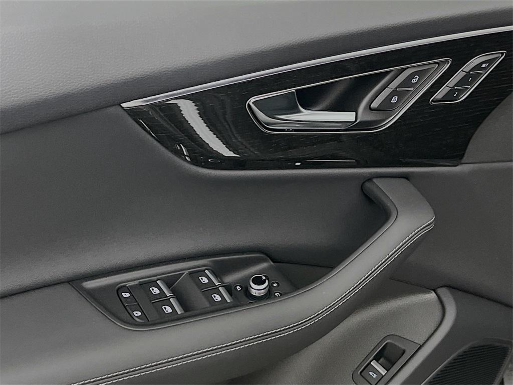 new 2025 Audi Q7 car, priced at $66,546